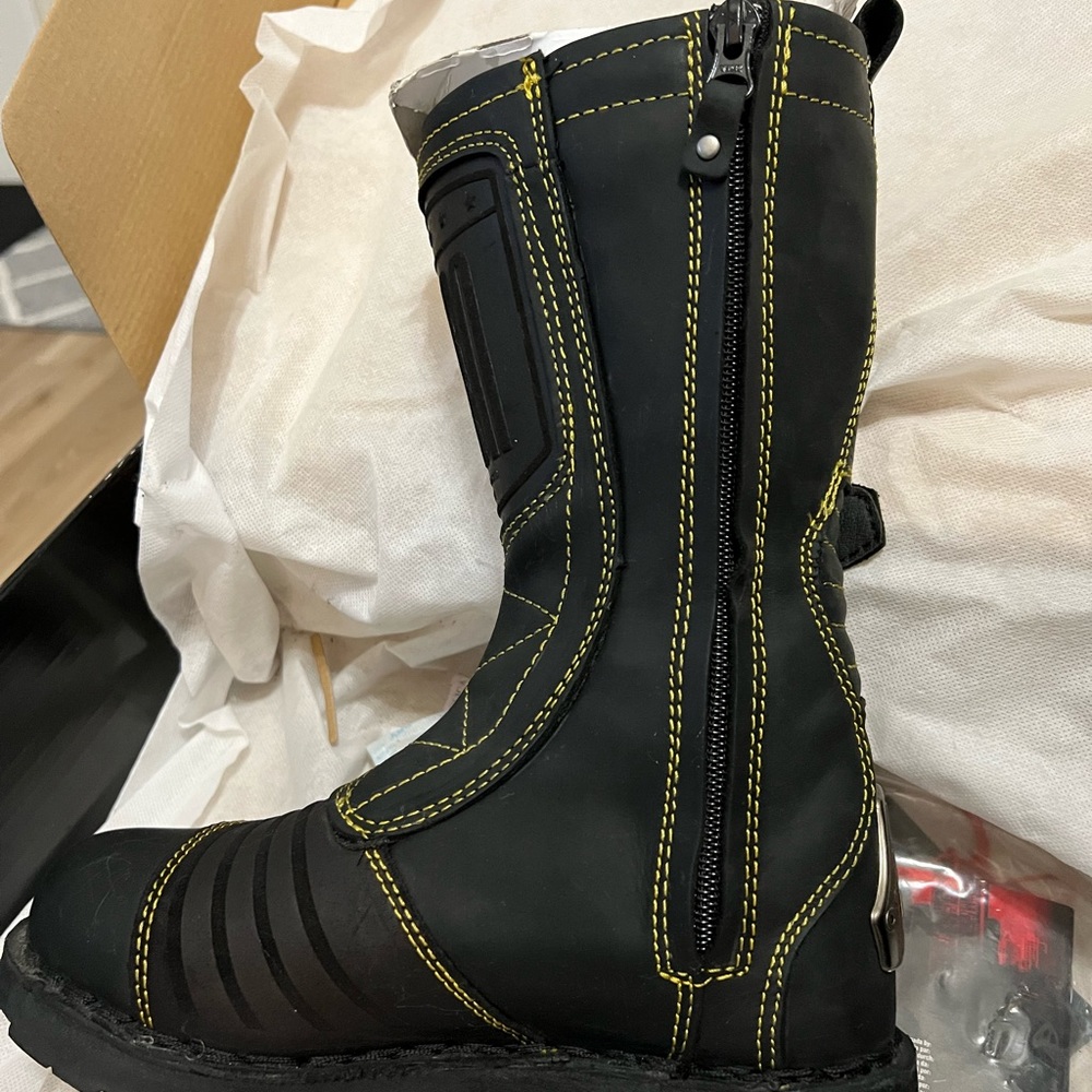 Icon 1000 women’s 5.5 Elsinore boots. Still new never worn. Premium leather. - Picture 3 of 6